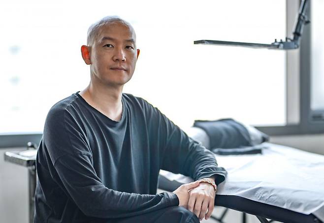 김도윤(타투이스트 도이)씨가 21일 서울 영등포구 온스퀘어빌딩에서 국민일보와 만나 인터뷰 전 포즈를 취하고 있다. 윤웅 기자