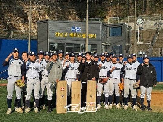 경남고 베이스볼센터 앞에서 포즈를 취한 경남고 야구부 선수단 / 사진=연합뉴스