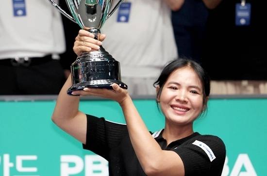 올시즌 4번째 투어인 ‘SY베리테옴므 PBA-LPBA챔피언십’이 31일 개막한다. 이번 대회에서는 PBA에서는 토종선수 시즌 첫 우승 여부, LPBA에서는 스롱피아비의 3대회 연속 우승여부가 주목된다. 2차전(하나카드배)에서 우승한 스롱피아비. (사진=PBA)