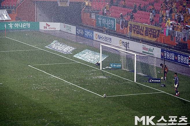 8월 30일 제주 SK와 광주 FC의 경기가 펼쳐지고 있는 제주월드컵경기장. 사진=이근승 기자