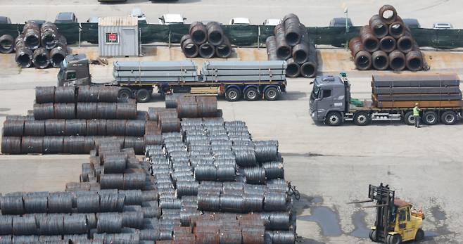 지난 26일 경기 평택시 포승읍 평택항에 철강 제품이 쌓여있는 모습 /사진=뉴스1