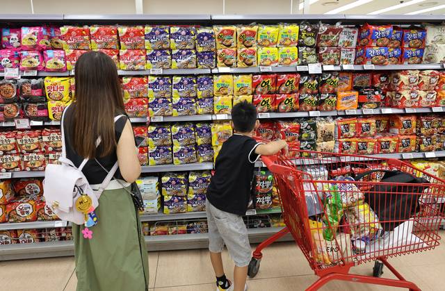 지난 7월 2일 서울 시내 한 대형마트에 진열된 라면 가격을 소비자들이 살펴보고 있다. 연합뉴스