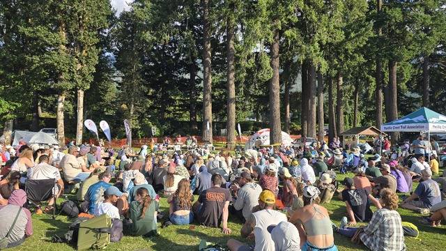 경품 추첨 현장 전경. 티켓 색상, 번호 순으로 당첨자를 부를 때마다 참가자들의 탄식이 연이어 들려왔다. 우리는 안타깝게 빈손이었지만 이전에 만난 한국계 친구 진아가 가방을 획득했다.