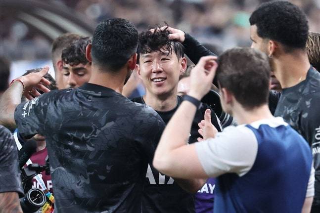 ▲ 손흥민은 토트넘에서 마지막 시즌을 보내며 프리미어리그 30경기 7골 9도움을 기록했다. 부상으로 고전한 시즌이었지만, 유로파리그 결승전에서 맨체스터 유나이티드를 꺾고 우승 트로피를 들어올렸다. 이 트로피는 손흥민 개인 커리어 첫 유럽 메이저 대회 우승이자, 토트넘의 17년 무관을 끝낸 역사적인 순간이기도 했다. ⓒ 연합뉴스