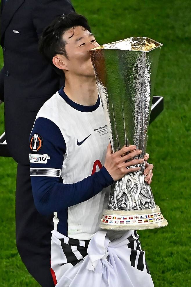 ▲ 손흥민은 토트넘에서 마지막 시즌을 보내며 프리미어리그 30경기 7골 9도움을 기록했다. 부상으로 고전한 시즌이었지만, 유로파리그 결승전에서 맨체스터 유나이티드를 꺾고 우승 트로피를 들어올렸다. 이 트로피는 손흥민 개인 커리어 첫 유럽 메이저 대회 우승이자, 토트넘의 17년 무관을 끝낸 역사적인 순간이기도 했다. ⓒ 연합뉴스/REUTERS
