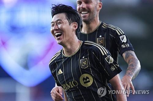 손흥민이 마침내 로스앤젤레스FC(LAFC)에서 홈 데뷔전을 치른다. 이달 초 미국프로축구 메이저리그사커(MLS)의 LAFC에 입단한 뒤 3주 동안 원정 경기만 소화했던 손흥민이 드디어 LAFC의 홈구장 BMO 스타디움에서 LAFC 홈 팬들에게 손을 흔든다. 홈 데뷔전을 앞두고 있는 손흥민이 경기에 앞서 기자회견을 통해 기대감과 각오를 밝혔다. 사진 연합뉴스