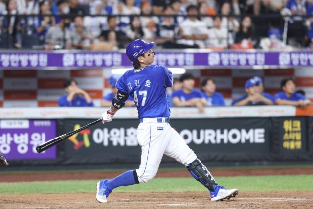 삼성 라이온즈의 강민호가 31일 대전에서 열린 한화 이글스와의 경기 3회초 좌월 2점 홈런을 터뜨리고 있다. 삼성 제공