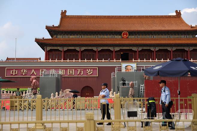 지난 20일 중국 베이징 천안문 광장에서 공안이 경계근무를 서고 있다. 천안문 광장은 다음달 3일 열리는 제2차 세계대전 승전 80주년 기념 열병식을 앞두고 폐쇄된 상태다. 2025.08.20 ⓒ 로이터=뉴스1 ⓒ News1 김지완 기자