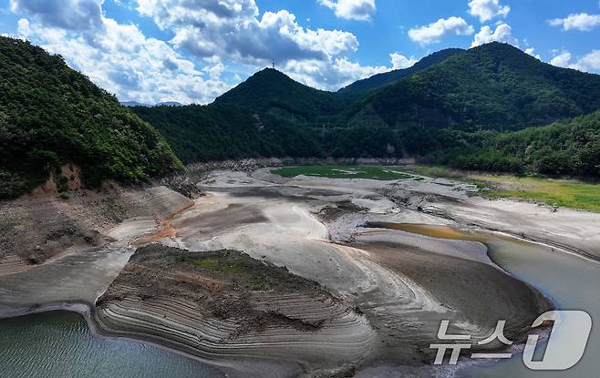 강원 강릉지역이 사회재난이 아닌 자연재난으로는 사상 첫 재난 사태 지역으로 선포됐다. 행정안전부는 30일 오후 7시부로 극심한 가뭄을 겪고 있는 강원 강릉시 일원에 재난사태를 선포했다. 31일 한국농어촌공사 농촌용수종합정보시스템에 따르면 이날 오전 7시 40분께 오봉저수지 저수율은 14.9%로, 전날 15.3%에서 0.4%포인트 떨어졌다. 식수 공급의 마지노선으로 여겨진 저수율 15% 선이 무너지면서 강릉시는 수도 계량기 75%를 잠그는 제한 급수를 본격적으로 시행한다. 31일 강원 강릉시 주요 상수원인 오봉저수지 일대가 메말라 있다. 2025.8.31/뉴스1 ⓒ News1 김성진 기자
