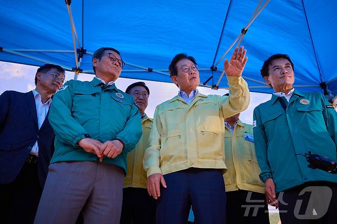 이재명 대통령이 30일 강원 강릉시 성산면 오봉저수지를 방문해 가뭄 피해 상황 등을 점검하고 있다. (대통령실 제공. 재판매 및 DB 금지) 2025.8.30/뉴스1 ⓒ News1 허경 기자