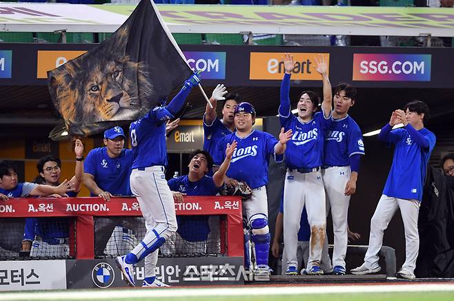 삼성 디아즈가 6일 인천 SSG랜더스필드에서 열린 2025 KBO리그 SSG와 경기 6회초 1사 SSG 선발 앤더슨을 상대로 솔로 홈런을 치 뒤 사자가 그려진 깃발을 들고 동료들과 하이파이브를 하고 있다. 문학 | 박진업 기자 upandup@sportsseoul.com