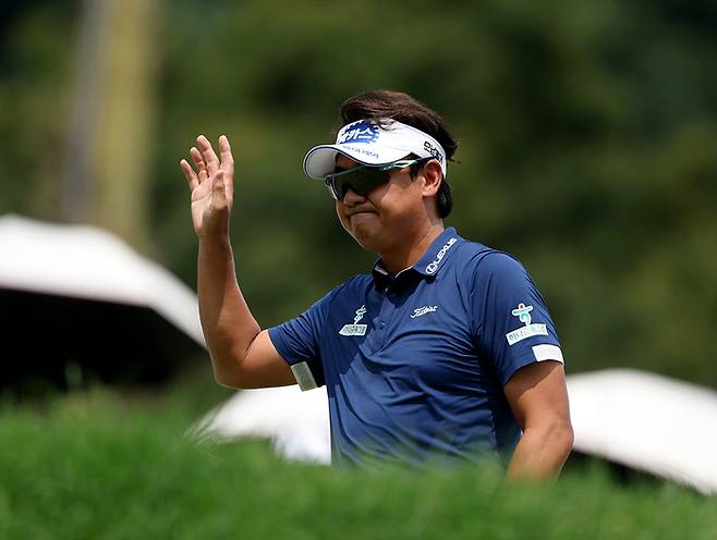 박상현이 8월31일 강남300CC에서 열린 KPGA투어 동아회원권그룹 오픈 최종라운드에서 갤러리에게 인사하고 있다. 사진 | KPGA