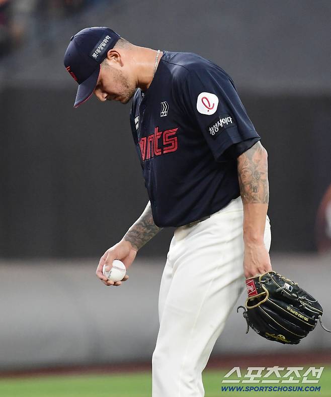 지난 13일 대전 한화생명 볼파크에서 열린 한화 이글스와 롯데 자이언츠의 경기. 2회 5실점을 허용한 롯데 선발 벨라스케즈.