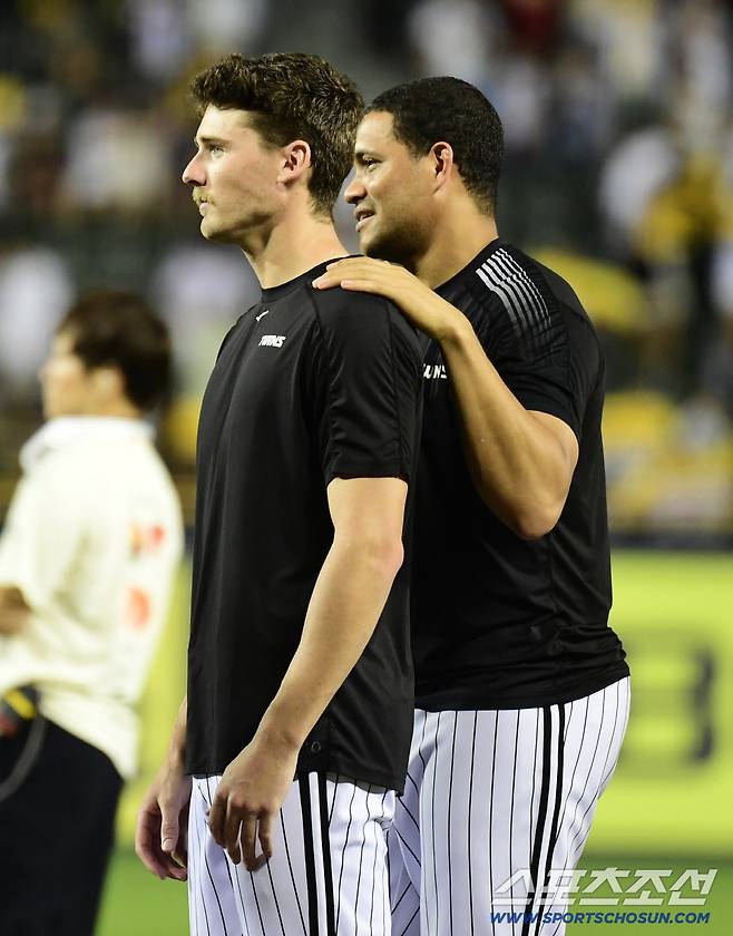 30일 잠실구장에서 열린 LG와 키움의 경기. LG가 키움에 승리했다. 경기 종료 후 동료들과 하이파이브를 나누고 있는 LG 톨허스트, 치리노스.