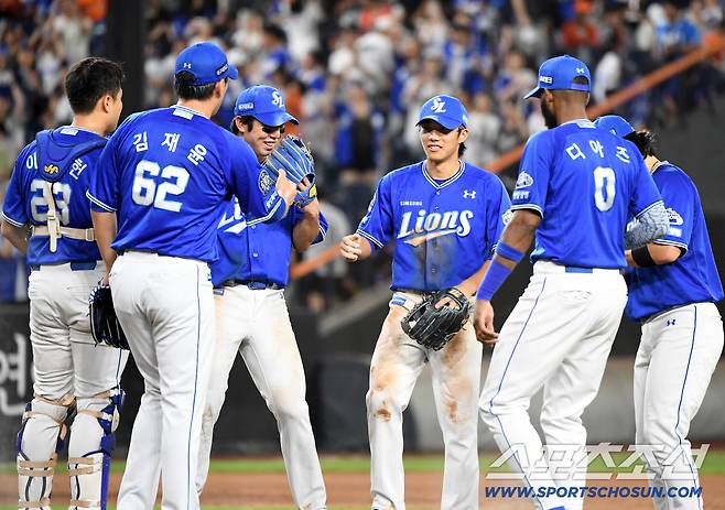 30일 대전 한화생명볼파크에서 열린 삼성-한화전. 4대0으로 승리한 삼성 선수들이 기쁨을 나누고 있다. 대전=정재근 기자 cjg@sportschosun.com/2025.8.30/