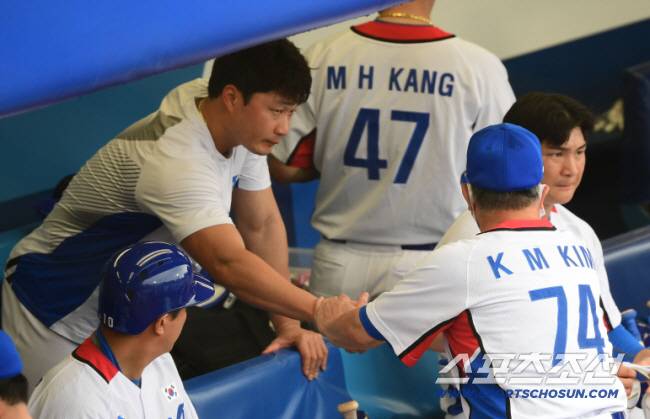 2020 도쿄올림픽 야구 동메달 결정전 대한민국과 도미니카공화국의 경기가 7일 요코하마 야구장에서 열렸다. 대표팀 김경문 감독이 팀의 6대10 패배를 확정짓고 오승환을 격려하고 있다. 요코하마=최문영 기자 deer@sportschosun.com /2021.08.07/