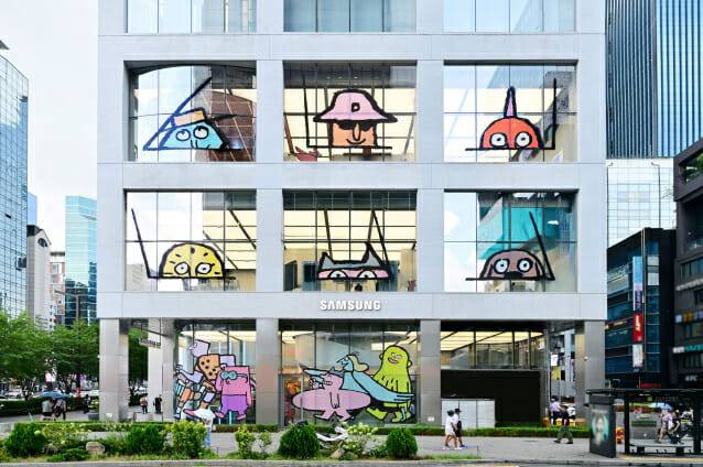 삼성 강남에 새롭게 오픈한 장 줄리앙 종이 인형 모티브의 ‘갤럭시 Z 폴드7∙Z 플립7’ 전시 체험존 ‘INTO the Galaxy UNFOLDERS’ 외부 전경.(사진=삼성전자)