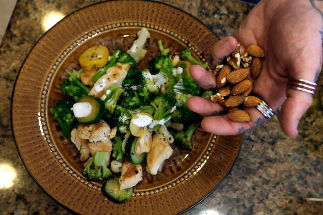 치킨과 채소, 견과류를 포함한 다이어트 식단