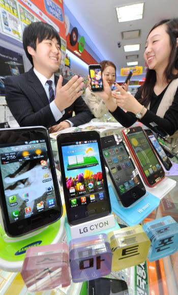 서울 대치동 하이마트를 찾은 고객들이 다양한 스마트폰을 살펴보고 있다. (사진=전자신문DB)