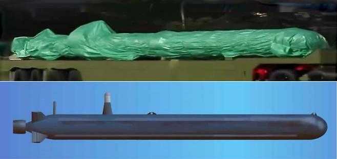 오는 9월 3일 중국 '전승절' 열병식에 등장할 AJX002와 다른 포장으로 위장된 별개의 초대형 수중드론(XLUUV), 정확한 외형은 알 수 없지만 길이 18~20m로 AJX002와 유사하며 지름이 두 배 정도로 굵다. 뒤쪽에 두 개의 마스트로 추정되는 돌출부가 보인다. 아래쪽은 예상되는 형상 이미지. 셔튼·잠수함연구소 공개 영상 캡처