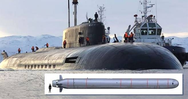 지난 2019년 진수된 러시아 해군의 초대형 핵잠수함 K-329 벨고로드. 초대형 수중드론(XLUUV)이자 핵어뢰인 약 100t 크기의 '포세이돈'(하단 박스 안) 8발을 장착할 수 있다. 항속거리가 무제한이며, 전 세계 구축함·잠수함보다 빠르며, 2Mt 수소폭탄을 탑재해 쓰나미를 유발할 수 있다. 러시아 방송 화면 캡처·미 해군 홈페이지 캡처