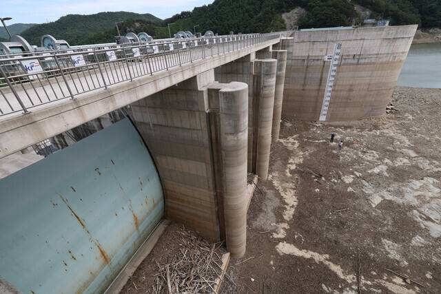 강원 강릉시 성산면 오봉저수지의 저수율이 15.9%까지 떨어진 지난 28일 저수지 바닥이 드러나 있다. 김영원 기자 forever@hani.co.kr