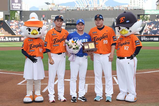 삼성 라이온즈 오승환(가운데)이 31일 대전 한화생명 볼파크에서 열린 은퇴 투어 행사에서 한화 이글스 류현진(오른쪽 두 번째), 채은성(왼쪽 두 번째)과 기념 촬영하고 있다. 삼성 라이온즈 제공