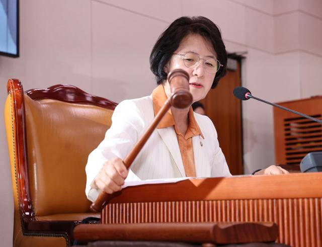 추미애 국회 법제사법위원장이 26일 오후 서울 여의도 국회 법사위에서 의사봉을 두드리고 있다. 뉴시스