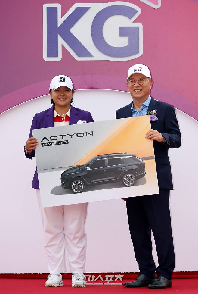 신다인이 31일 경기도 용인시 써닝포인트CC에서 열린 '제14회 KG 레이디스 오픈' 3라운드에서 2차 연장 끝에 우승을 차지했다. 시상식에서 신다인이 곽재선 KG그룹 회장으로부터 부상으로KGM의 액티언 하이브리드를 받고 포즈를 취하고 있다. 써닝포인트CC(용인)=김민규 기자 mgkim1@edaily.co.kr /2025.08.31/