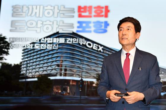 이강덕 경북 포항시장이 지난 2일 시청 대회의실에서 취임 11주년 기자회견을 하고 있다. 뉴스1