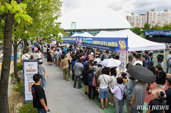 강원 양구 서천변 레포츠공원 일원에서 열린 청춘양구 배꼽축제가 31일 사흘간의 일정을 미치고 폐막됐다.