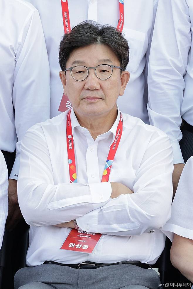 (인천=뉴스1) 신웅수 기자 = 권성동 국민의힘 의원이 28일 오후 인천 인천국제공항공사 인재개발원에서 열린 국민의힘 국회의원 연찬회에서 기념 촬영을 하고 있다. 2025.8.28/뉴스1 Copyright (C) 뉴스1. All rights reserved. 무단 전재 및 재배포, AI학습 이용 금지. /사진=(인천=뉴스1) 신웅수 기자