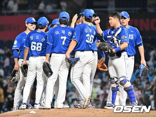 삼성 선수들이 승리의 기쁨을 나누고 있다. /OSEN DB