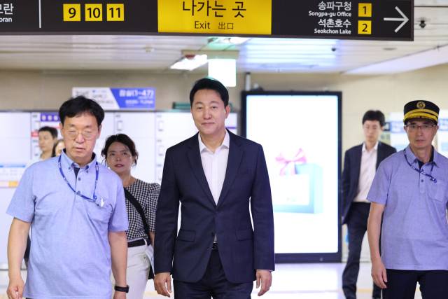 서울 송파구 2호선 잠실역을 찾은 오세훈 서울시장. 뉴스1