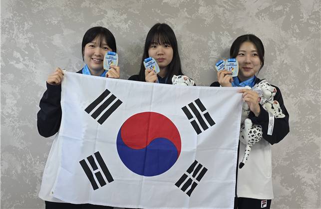 제16회 심켄트 아시아사격선수권대회 마지막날 50m 소총복사 여자 주니어부 단체전에서 금메달을 차지한 심여진(왼쪽부터), 김태희, 오세희. /사진=대한사격연맹 제공