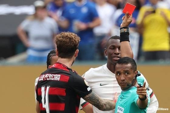 니콜라 잭슨(오른쪽에서 두 번쨰)이 레드카드를 보고 황당하다는 표정을 짓고 있다. /AFPBBNews=뉴스1