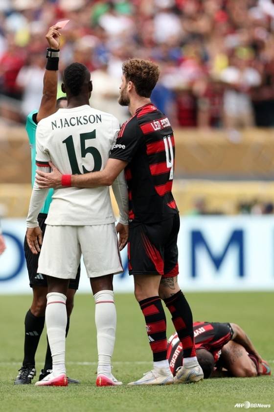 니콜라 잭슨(왼쪽에서 두 번째)이 레드카드를 바라보고 있다. /AFPBBNews=뉴스1