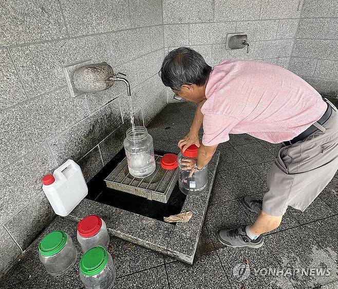 '최악 가뭄'에 대관령샘터서 식수 받는 강릉시민 (강릉=연합뉴스) 강태현 기자 = 지난 30일 강원 강릉시 대관령샘터에서 시민이 물통에 식수를 받고 있다. 롯데칠성음료에서 운영하는 대관령샘터는 대관령 지하 암반수를 취수해 수처리 과정을 거쳐 시민에게 식수를 제공하고 있다.
농촌용수종합정보시스템에 따르면 가뭄으로 강릉지역 87%의 생활용수를 공급하는 상수원 오봉저수지의 저수율이 지난 30일 기준 15.3%(평년 72%)로 뚝 떨어져 역대 최저치를 기록했다. 2025.8.31 taetae@yna.co.kr