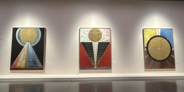 추상 미술의 선구자 힐마 아프 클린트를 국내에 본격적으로 소개하는 대규모 회고전 ‘힐마 아프 클린트: 적절한 소환’이 지난 18일 부산 사하구 부산현대미술관 2층 전시실5에서 개막했다. 사진은 ‘신전을 위한 회화' 연작 마지막에 위치한 결말 구조인 제단화 세 점이다. 김은영 기자 key66@