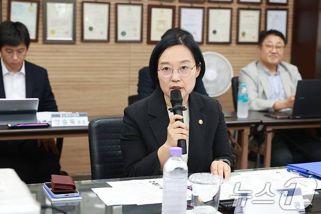 한성숙 중소벤처기업부 장관이 29일 인천 남동구 하나금속에서 열린 '납품대금 연동제 확산을 위한 뿌리기업 현장 간담회'에서 모두 발언을 하고 있다. (중소벤처기업부 제공. 재판매 및 DB 금지) 2025.8.29/뉴스1