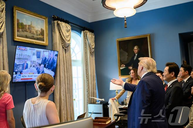 도널드 트럼프 미국 대통령과 이재명 대통령이 지난 8월 25일(현지시간) 한미정상회담에 대한 미국 현지 뉴스 보도를 보기 위해 텔레비전 앞에 잠시 멈춰서 있다. 2025.08.31.(백악관 제공. 재판매 및 DB 금지) ⓒ News1 류정민 특파원