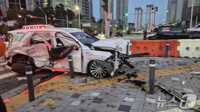 8월 31일 오후 6시 53분께 충남 천안시 서북구 불당동 희망로사거리에서 좌회전 하던 팰리세이드 차량과 택시가 충돌했다.(천안서북소방서 제공. 재판매 및 DB금지)