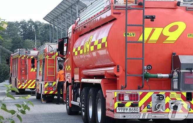 31일 강원 강릉시 홍제정수장에서 전국에서 달려온 소방차들이 급수하고 있다. 2025.8.31/뉴스1 ⓒ News1 김성진 기자