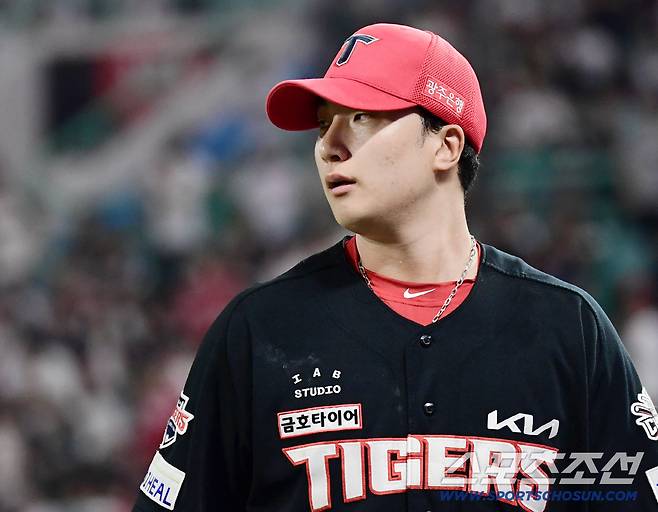 27일 인천 SSG랜더스필드에서 열린 KBO리그 SSG와 KIA의 경기. 7회 마운드 오른 KIA 정해영이 무실점 투구 후 마운드를 내려오고 있다. 인천=송정헌 기자songs@sportschosun.com/2025.08.27/