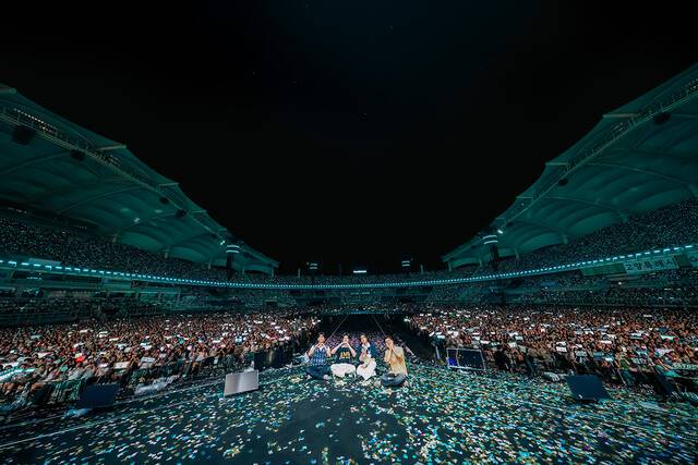 밴드 데이식스가 8월 30일과 31일 경기 고양시 고양종합운동장에서 개최한 데뷔 10주년 기념 투어 '데이식스 텐스 애니버서리 투어 더 데케이드' 단독 공연을 성황리에 마쳤다./JYP엔터테인먼트