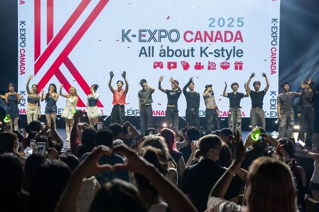 8월 9~12일 캐나다 토론토에서 열린 종합 한류 박람회 '2025 K-엑스포'에서 관객들이 K-팝 공연에 열광하고 있다. 한국콘텐츠진흥원 제공
