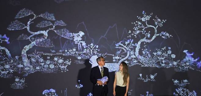 지난달 21일 서울 용산구 국립중앙박물관은 예방한 넷플릭스 애니메이션 '케이팝 데몬 헌터스'의 메기 강 감독(오른쪽)이 유홍준 관장과 함께 디지털 실감영상관에서 영상을 감상하고 있다. 연합뉴스
