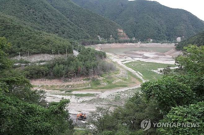 강릉의 식수원 오봉저수지가 바닥을 드러내고 있다.ⓒ연합뉴스