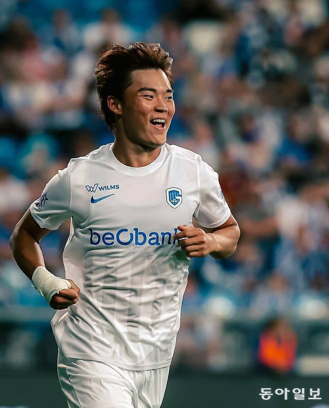 오현규가 벨기에 주필러리그(1부) 헹크 유니폼을 입고 웃고 있다. 사진 출처 헹크 인스타그램