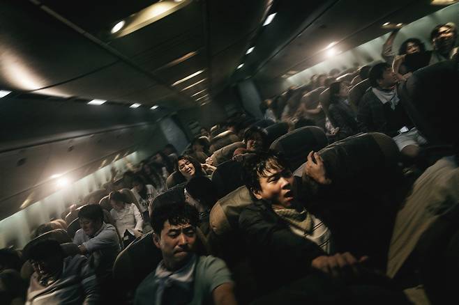 비행기 내에서 발생한 테러 사건을 다룬 영화 ‘비상선언’(2022년)의 한 장면. 쇼박스 제공